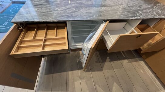 Køkken FORM PLUS+  inkl. Højt Køleskab