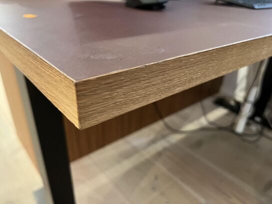 Hæve/sænkebord Rødbrunt + Kontorstol