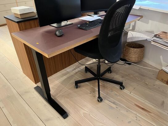Hæve/sænkebord Rødbrunt + Kontorstol