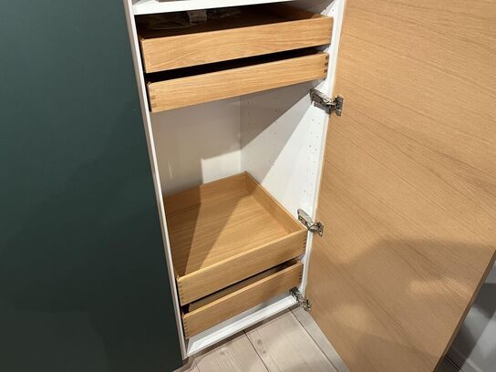 Skab med Grønne Skydelåger