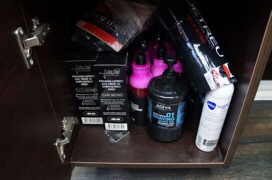 Vægmonteret møbel med spejl inkl. Indhold