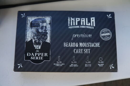 Udstillingsreol inkl. Indhold