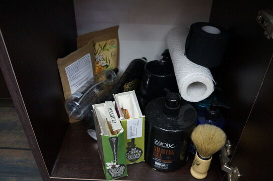 Vægmonteret møbel med spejl inkl. Indhold