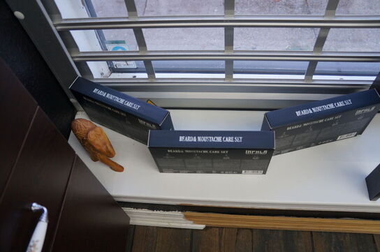 Udstillingsreol inkl. Indhold