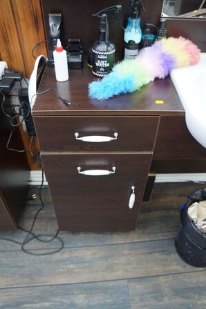 Vægmonteret møbel med spejl inkl. Indhold