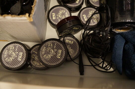 Reol med indhold af diverse frisørartikler