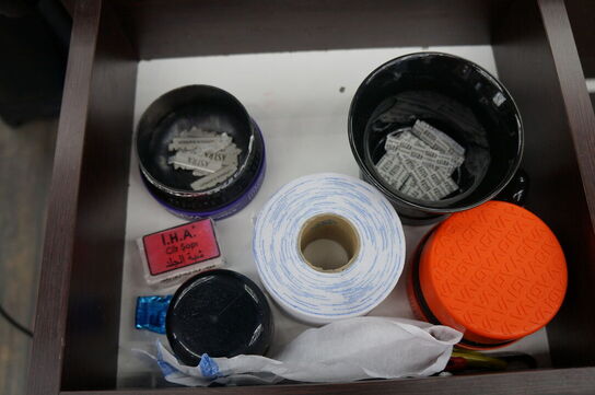 Vægmonteret møbel med spejl inkl. Indhold