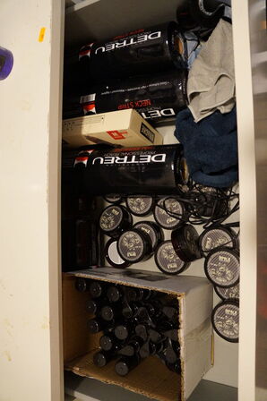 Reol med indhold af diverse frisørartikler