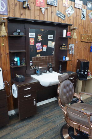 Vægmonteret møbel med spejl inkl. Indhold