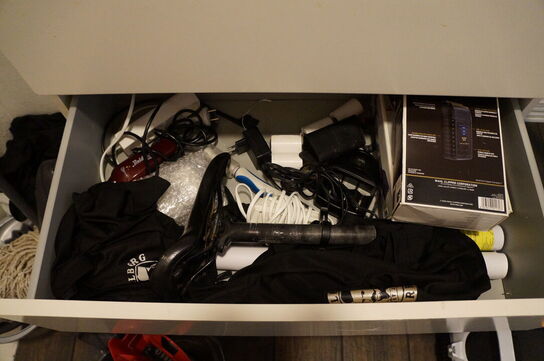 Reol med indhold af diverse frisørartikler