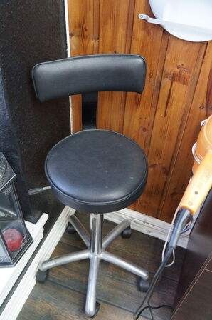 Udstillingsreol inkl. Indhold