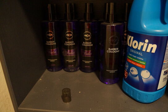 Reol med indhold af diverse frisørartikler