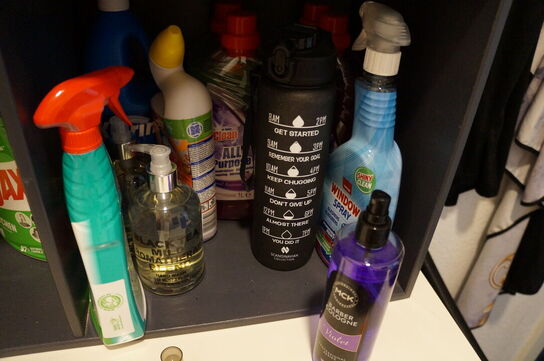 Reol med indhold af diverse frisørartikler