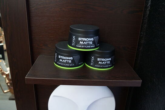 Vægmonteret møbel med spejl inkl. Indhold