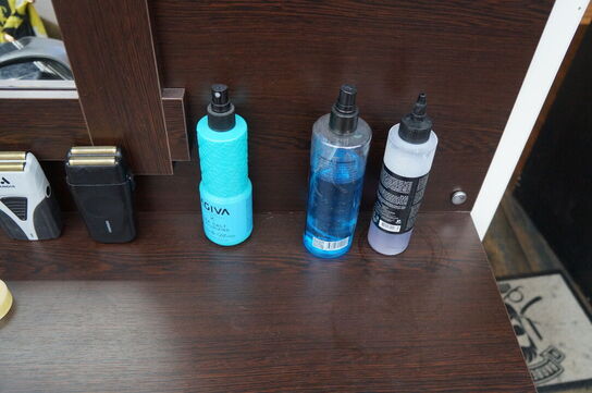 Vægmonteret møbel med spejl inkl. Indhold