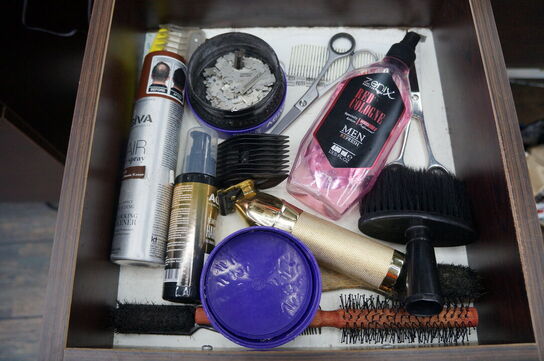 Vægmonteret møbel med spejl inkl. Indhold