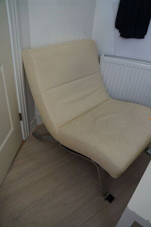 Lænestol, bord & 2 stk. skamler