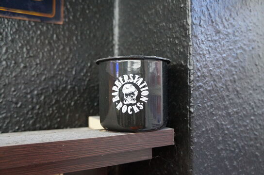 Vægmonteret møbel med spejl inkl. Indhold