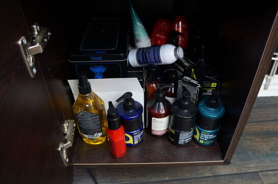 Vægmonteret møbel med spejl inkl. Indhold