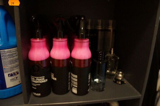 Reol med indhold af diverse frisørartikler