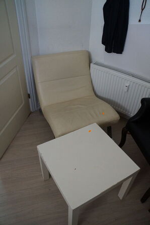 Lænestol, bord & 2 stk. skamler