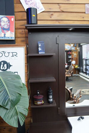 Vægmonteret møbel med spejl inkl. Indhold