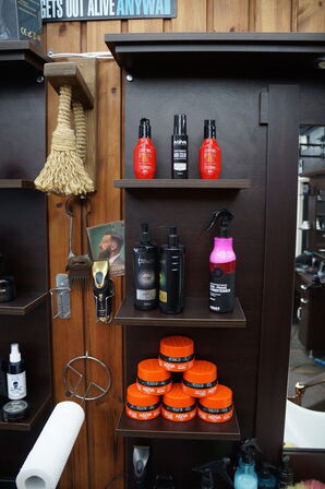 Vægmonteret møbel med spejl inkl. Indhold