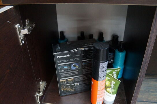 Vægmonteret møbel med spejl inkl. Indhold