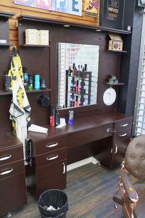 Vægmonteret møbel med spejl inkl. Indhold