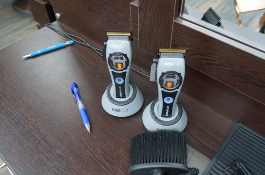 Vægmonteret møbel med spejl inkl. Indhold