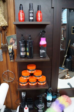 Vægmonteret møbel med spejl inkl. Indhold