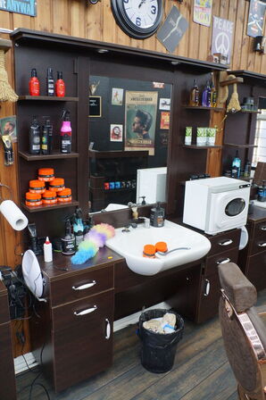 Vægmonteret møbel med spejl inkl. Indhold