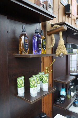 Vægmonteret møbel med spejl inkl. Indhold