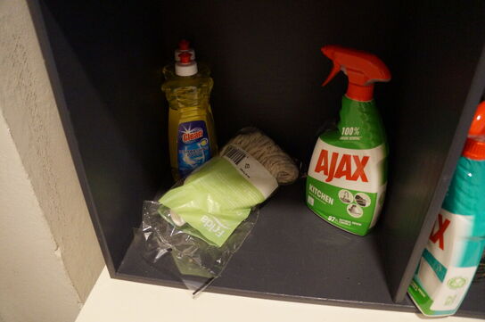 Reol med indhold af diverse frisørartikler