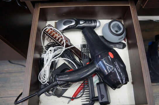 Vægmonteret møbel med spejl inkl. Indhold