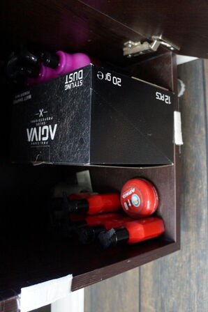 Vægmonteret møbel med spejl inkl. Indhold