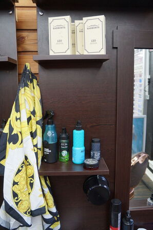 Vægmonteret møbel med spejl inkl. Indhold