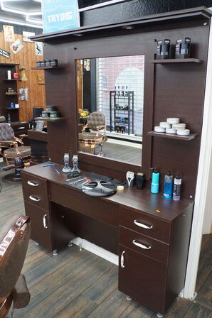 Vægmonteret møbel med spejl inkl. Indhold