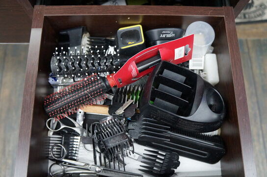 Vægmonteret møbel med spejl inkl. Indhold