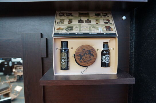 Vægmonteret møbel med spejl inkl. Indhold