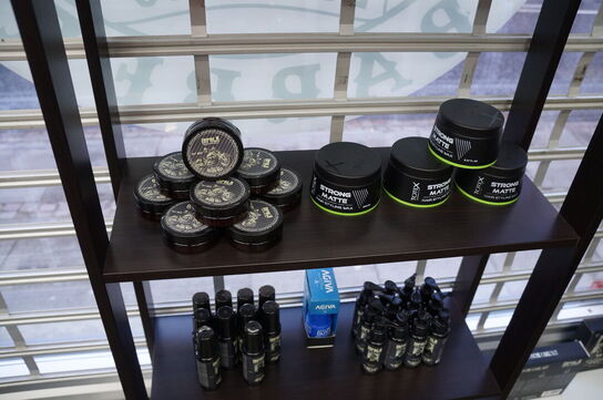 Udstillingsreol inkl. Indhold