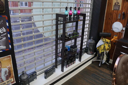 Udstillingsreol inkl. Indhold