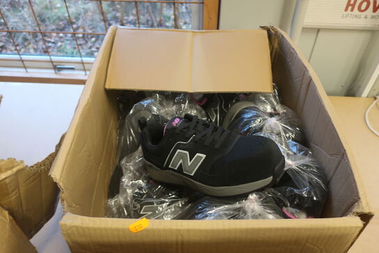 3 Kasser med New Balance Sikkerhedssko Sample Sko. Str 43