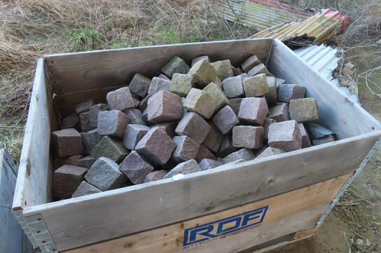 2 paller med brosten