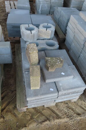 2 paller med diverse sten og fliser