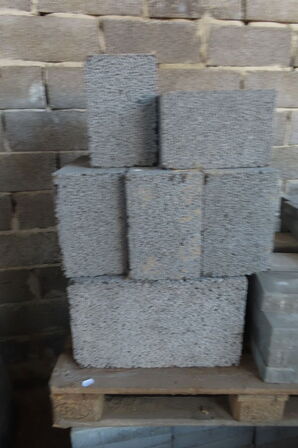 Diverse betonfliser og lecablokke