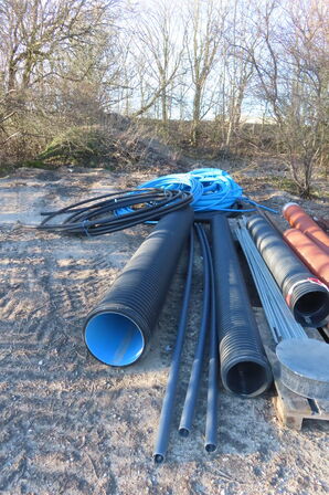 Diverse paller, pvc rør mv.