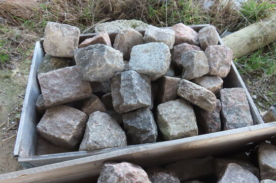 2 paller med brosten