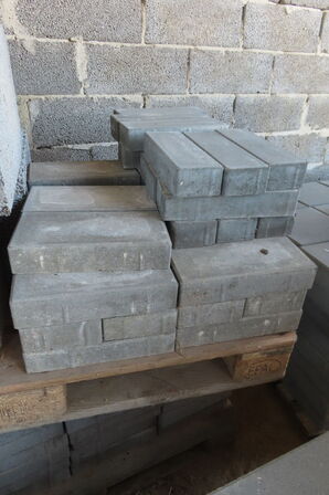 Diverse betonfliser og lecablokke