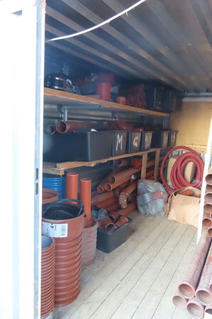 Materialecontainer med indhold af diverse pvc rør